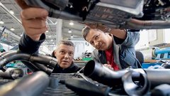Slavko Trstenjak (levo) z ekipo razvojnih inženirjev skrbi za mokre sanje vseh motociklističnih zanesenjakov.