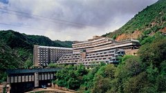 Mračni sanatorij ‘Hodža Obi Garm’ z vrelcem radona (Rn) spominja na hotel Overlook iz Kubrickovega filma The Shining.