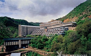 Mračni sanatorij ‘Hodža Obi Garm’ z vrelcem radona (Rn) spominja na hotel Overlook iz Kubrickovega filma The Shining.
