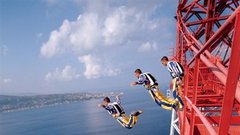 Felix Baumgartner med skokom v Messini, Italija.