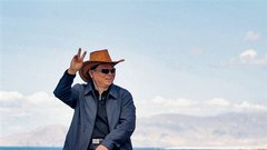 Kitajski turist okupira sveto jezero Nam-Tso.