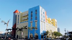 Art Deco - Ocean Drive je obvezni del vsakega Miami toura: Clevelander bar, Victor hotel, News caffe, Versacejeva vila ...