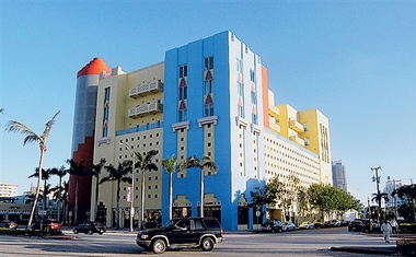 Art Deco - Ocean Drive je obvezni del vsakega Miami toura: Clevelander bar, Victor hotel, News caffe, Versacejeva vila ...