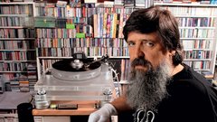 Ernest Porenta: »Pri nas je danes težko kupiti spodoben vinil, v svetu pa je dovolj možnosti. Svoje želje izpolnjujem po internetu ter na sejmih doma in v tujini.«