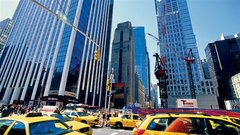 Lincoln Center - V Metropolitanski operi v Lincoln Centru se radi kažejo premožni Newyorčani. Koliko jih predstave obišče iz ljubezni do glasbe, je vprašanje, ki tare predvsem tiste, ki si vstopnic ne morejo privoščiti.