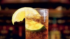 Glamur in recepti za najboljše koktajle: Viva Cuba Libre!