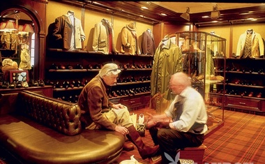 Po čevlje - Potomci Eda Meierja vodijo najstarejšo prodajalno čevljev v mestu.
