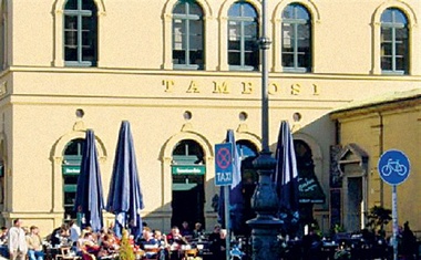 Flirt - Spogledovanje je glavna aktivnost v kavarni Tambosi (Odeonsplatz 18), kamor naj bi zahajal že Mozart.