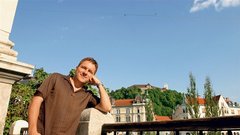 Jason Abbott: »Ljubljana je lepo mesto, a ni svetovljansko, je bolj provinca. Manjka ji kulturne pisanosti, barv, ki jih prinesejo priseljenci.«