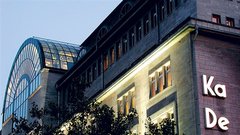 
Kurfürstendamm (www.kurfuerstendamm.de) - 3,5 kilometra dolg bulevar in okolica z znamenito KaDeWe (Kaufhaus des Westens), največjo veleblagovnico na evropski celini, Evropa Centrom, butiki in restavracijami so dvakrat na leto odprti vso noč! Naslednja dolga noč nakupov bo 26. marca.