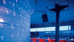 Lola lounge - V senci TV-stolpa restavracija in klub Lola Lounge privlači trideset in nekaj ljudi. Rezervacija je nujna!