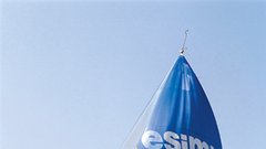 Esimit Evrope, leto splovitve: 1998, ladjedelnica: Cantiere Navali Soleri, dolžina: 18,2 m, višina jambora: 24 metrov nad palubo, površina jader: 137 m2 glavno, 73 m2 genova, 395 m2 genaker.

