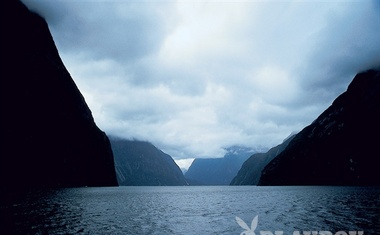 Večji del leta skrivnosten in temačen fjord Milford Sound.