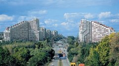 Kišinjov. Na vhodu v mesto pozdravijo glomazna »vrata goroda«.