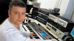 Aleš Čadež; njegov dotik se razlega čez številne velike uspešnice slo pop scene.