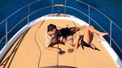 Med dragocenimi fishermani gre pozornost key largu 36 iz italijanske Sesse, njegovi udobni notranjosti za štiri osebe, začetni ceni 180 tisoč evrov in motorni vsebini, ki doseže vrhunec s tremi zunajkrmnimi stroji z močjo po 350 KM.