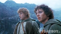 FRODO BISAGIN (Elijah Wood), pogumni hobit, polovnjak z velikim srcem in prstanonoša, od katerega je odvisna usoda Srednjega sveta.