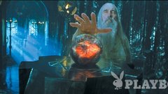 SARUMAN BELI (Christopher Lee), zlobni čarovnik, vodi sile zla v poslednji pohod za uničenje ljudi in Vojno za Prstan.