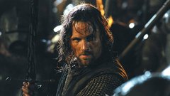 ARAGORN (Viggo Mortensen), zakoniti Isildurjev dedič in sin Arathorna, vladarja Gondorja tik ob Mordorju, samotar in bojevnik, ki se mora odločiti med razumom in srcem ter izpolniti svojo usodo.
