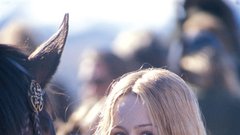 EOWYN (Miranda Otto), Theodenova nečakinja, spretna v vseh bojevniških veščinah, toda branijo ji stopiti v bojne vrste pod Aragornovim vodstvom ob strani njenega brata Eomerja.