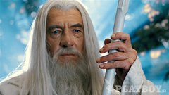 GANDALF BELI (Ian McKellen), dobri čarovnik, se po domnevni smrti v khazad-dumskem breznu mnogo modrejši vrne iz spopada s strašnim Balrogom kot vodja zbranih sil na strani Dobrega.