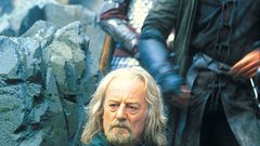 KRALJ THEODEN (Bernard Hill), vladar dežele Rohan, sklene združiti svojo vojsko z vilini, da bi kraljestvo obvaroval najhujšega.