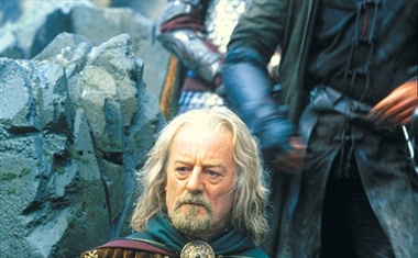 KRALJ THEODEN (Bernard Hill), vladar dežele Rohan, sklene združiti svojo vojsko z vilini, da bi kraljestvo obvaroval najhujšega.