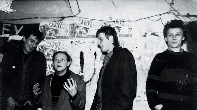 Avtor Esad Babačič (skrajno levo) in člani »njegove« skupine Via Ofenziva Zoran Železnik (kitara), Ivo Frančič (bas kitara) in Robert Fritsch (boben).  (foto: osebni arhiv)