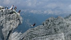 Zgodovinski posnetek prvega base jumpa v Sloveniji – skok s »Sfinge« na robu severne stene Triglava.