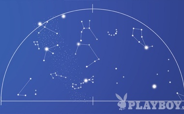 Videz večernega zvezdnega neba sredi julija z značilnimi ozvezdji in glavnimi zvezdami v njih. Nad glavo sije najsvetlejša zvezda poletnega neba, bleščeča Vega v ozvezdju Lire. Levo spodaj leži svetla zvezda Deneb v Labodu, pod njima pa Atair v ozvezdju Orla. Te tri zvezde sestavljajo znameniti poletni nebesni trikotnik, ki bo še nekaj mesecev krasil večerno zvezdno nebo. Na jugu pa sveti nizko ob obzorju zvezda Antares v ozvezdju Škorpijona. Ta zvezda je skoraj 500-krat svetlejša od Sonca!