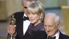 
Pred tremi leti je Akademija oskarja za življenjsko delo dodelila režiserju Eliji Kazanu. Pred pol stoletja se je zaradi nekdanjega simpatiziranja s komunističnimi ideali posul s pepelom in pred kongresno komisijo odpel imena kameradov, ki so jih takrat delili z njim.