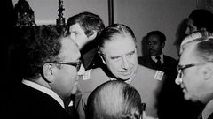 Tedanji zunanji minister in dolgoletni guru ameriške zunanje politike Henry Kissinger (na fotografiji levo) je leta 1976 Pinochetu (na sredini) sporočil: »V Združenih državah Amerike vas, kot veste, podpiramo.«