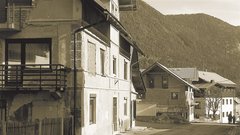 Glavna ulica še zdaleč ni prijetna promenada za pešce.