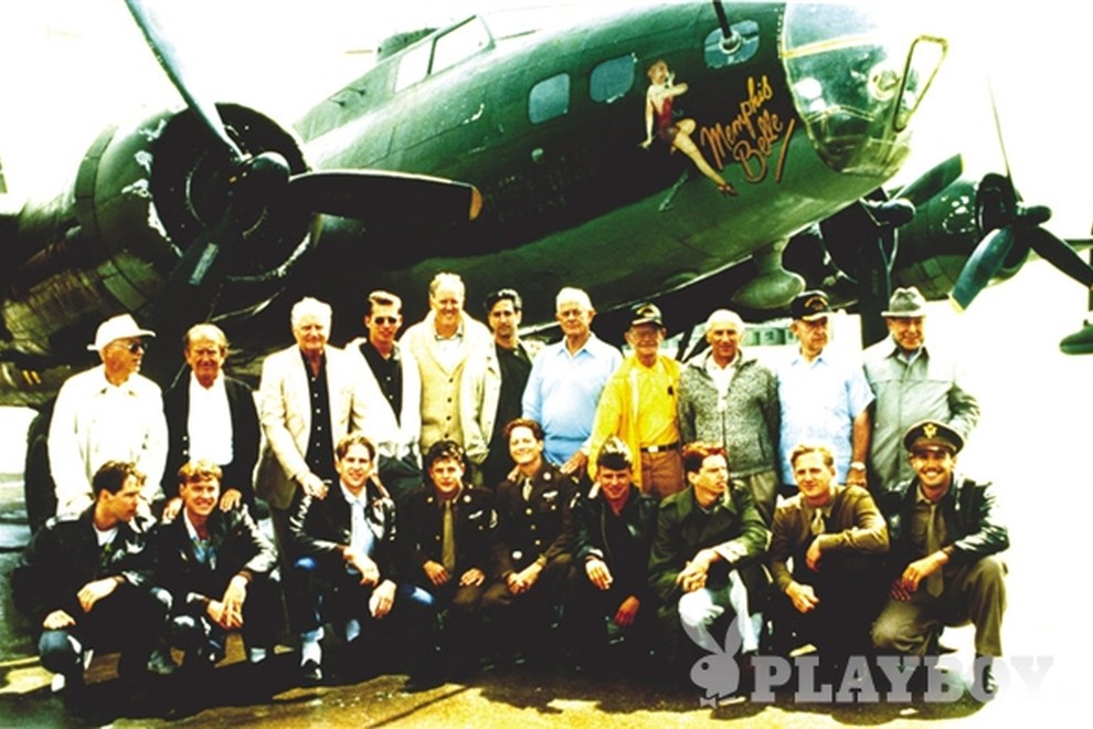 Zborček preživelih članov posadke Memphis Belle in igralcev, ki so jih upodobili v filmu z istim naslovom. Tretji z leve zgoraj pilot Robert Morgan, pod njim Matthew Modine, ki ga je zaigral.