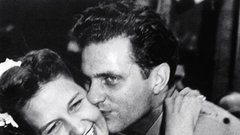 Snidenje Margaret Polk, resnične lepotice iz Memphisa, in polkovnika Roberta Morgana v Clevelandu poleti 1943. Fotografijo so objavili v reviji Life 2. avgusta 1943.
