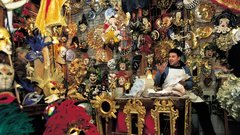 Gualtiero v svoji prodajalni in delavnici mask na Calle dei Nomboli 2800 v Benetkah.