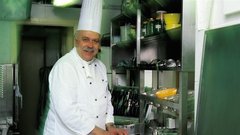 Andrej Goljat: »Črnolaski bi postregel z morskim listom v normanski omaki z dodanimi šampinjoni in jed oplemenitil s pernodom. Zraven bi šel kak rakec in malce maslenega krompirčka. Blondinka? Hm, za blondinko bi pripravil škampe na žaru z bazilikino rižoto. Brinetka bi dobila gobe, ja, gobov kipnik bi bil pravšnji izbor. In rdečelaska? Nedvomno zelenjavna pita s kislim mlekom ali, še bolje, s kislo smetano.«