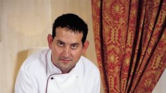 Eric Rauscher: »Primerno postrežen krožnik mora biti izreden v oblikovanju in dekoraciji. Ko gost pogleda nanj, pravzaprav že prične jesti, nekako tako, kakor kadar nam očitajo, da požiramo kakšno lepotico z očmi. Saj pravijo, da jemo tudi z očmi in sline se nemudoma sprostijo, lakota naraste. To je pravi apetit.«