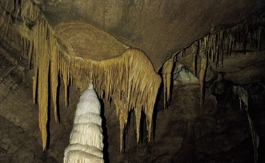 Križna jama pri Bloški polici je 8 kilometrov dolg splet rovov s podzemno reko. Foto M.S.