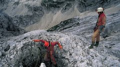 Vhod v 1.067 m globoko Renetovo brezno na Kaninskih podih. Nizke temperature, nevarnost vdora vode ob nevihtah ter 24 urne akcije brez spanja. Jama se nadaljuje s 50 m globokim breznom, kamor se doslej ni spustil še nihče. Teoretično lahko vodi vse do izvira Boka v dolini Soče. Foto B.K.