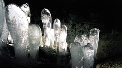 Na vhodu v Potočko zijalko je kapljajoča voda kar čez zimo ustvarila prozorne ledene kapnike (foto B.K.). Pobrala jih je že prva spomladanska otoplitev. Kljub »kapniškemu kiču«, kot jamarji v šali imenujejo sorazmerno redke kapniške tvorbe, jame večinoma niso niti malo estetsko privlačni kraji; najpogosteje so gole stene prevlečene s plastjo lepljivega blata, vsepovsod polzi voda, o lesketajočem kapniškem okrasju pa ni ne duha sluha.