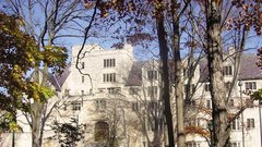 Zgradba, v kateri Kinseyjev inštitut za raziskave spolnosti, spolnih vlog in reprodukcije deluje danes, je podobna vsem drugim stavbam v kampusu Univerze v Indiani.
