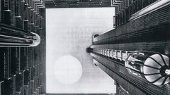 Hyatt Regency Atlanta, Atlanta, ZDA, 51.000,00 SIT, Foto: Jukio Futagava - Ameriški arhitekt John Portman je v šestdesetih letih prejšnjega stoletja radikalno spremenil hotelsko industrijo. Nasprotnik ideje hotela kot zgolj silosa postelj je za hotelsko verigo Hyatt oblikoval hotele z osupljivimi notranjimi atriji, okrog katerih so nanizane sobe. Njegov prvi hotel, Hyatt Regency Atlanta, z dvaindvajsetnadstropnim atrijem, dvigali s steklenimi kabinami in vrtečo se restavracijo na strehi, je pravo urbano središče. Z izjemnim razgledom izpred vrat hotelske sobe! Revolucionarna ideja hotela kot mesta, obrnjenega navznoter, s hotelskim lobijem kot mestnim trgom, se je hitro razširila po vsem svetu. Trgovine, restavracije in kinodvorane so postale del hotela, del nadzorovanega sveta, ki ga varuje izjemna prostorska kulisa. Toda današnje parafraze Portmanove znanstvene fantastike so večinoma le kompromisne rešitve, v katerih se grandiozna arhitektura le malokrat ujema s kvalitetnim notranjim oblikovanjem. 