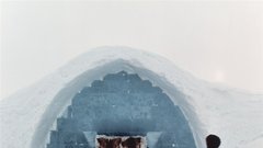 Icehotel, Jukkasjärvi, Švedska, 45.000,00 SIT, Foto Dan Tobin Smith SPL [exterier], Foto: Beppe Arvidsson [interier]