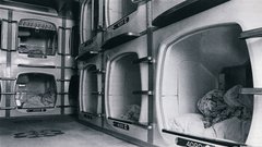 Capsule Inn Osaka, Osaka, Japonska, 5.200,00 SIT, samo za moške, Foto: Axel Sowa - Japonci, ki po napornem delovnem dnevu zamudijo zadnji vlak in iščejo poceni nočitev, lahko prespijo v posebni obliki hotela, ki ga je leta 1977 predstavil japonski arhitekt Kišo Kurokava. Hotel sestavljajo plastične kapsule, hotelske sobe, ki so omejene na industrijsko proizvedeno posteljno celico, opremljeno s televizorjem, radiem in budilko. Hoteli, ki poleg spanja v »cockpitu« ponujajo tudi druge usluge, od masažnih salonov do petja karaok, rastejo v živahnih okoljih železniških in avtobusnih postaj ter večinoma dovoljujejo vstop le moškim. Unikaten japonski fenomen so tudi »love« hoteli, raj za japonske pare, ki želijo za eno noč pobegniti tankim papirnatim stenam prenatrpanega stanovanja. Hoteli zagotavljajo popolno diskretnost, saj sobe z velikimi posteljami ponujajo prek monitorjev z nadaljnjimi navodili. Tematske sobe nudijo dodatne začimbe, od kulis tropskega gozda do posnetkov kuhinj in scenografij hollywoodskih filmov.