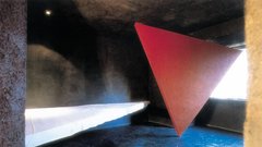 Trinacria, avtor: Mauro Staccioli 

Atelier sul Mare, Castel di Tusa, Sicilija, 16.000,00 SIT, art soba, Foto: Deidi von Schaewen 