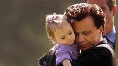 Igralec Robert Blake s hčerkico Rose na pogrebu svoje žene, Bonny Lee Bakley.