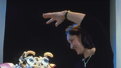
Morda so na MIT še najbliže glavnemu junaku novega Kubrick-Spielbergovega filma A.I. robotu Davidu. V njihovem laboratoriju za umetno inteligenco se več skupin ukvarja z razvojem družabnih humanoidnih robotov, ki bi bili sposobni hoditi mehko in naravno, premikati roke in glavo v odgovor na gibanje ljudi ter se sporazumevali in učili kot ljudje. Ta zadnji del zajema projekt Kismet, kakor je ime robotu, ki še ne govori kot odrasli, ampak brblja kot dojenček. Kismet je humanoid (natančneje humanoidna glava), ki se odziva na človeška čustva s spreminjanjem izraza na obrazu. Na podlagi različnih glasovnih in vizualnih vzpodbud ter s pomočjo vek, ušes in čeljusti izraža njegova robotska glava različna čustvena stanja, od sreče, jeze, strahu do gnusa. Če boste denimo kričali nanj, bo kmalu (videti) zelo žalosten. Kismet je nadgradnja projekta Cog, humanoida, ki ni vnaprej sprogramiran, ampak se o sebi in svoji okolici sproti uči. Toda zakaj humanoidi? Roboti, ki so usmerjeni v opravljanje strogo določenih nalog, privzamejo obliko, ki je najbolj funkcionalna – za sestavljanje in barvanje avtomobilov, raziskovanje Marsa, iskanje preživelih v ruševinah ali igro z otroki. »Kadar pa gre za robote – sopotnike in pomočnike, s katerimi boste živeli, je ta 'človeška' podoba potrebna za vzpodbujanje interakcije, premagovanje ovir, za boljšo povezavo z njimi,« meni dr. Cynthia Breazel, ki skrbi za Kismetov napredek.