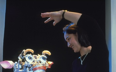 
Morda so na MIT še najbliže glavnemu junaku novega Kubrick-Spielbergovega filma A.I. robotu Davidu. V njihovem laboratoriju za umetno inteligenco se več skupin ukvarja z razvojem družabnih humanoidnih robotov, ki bi bili sposobni hoditi mehko in naravno, premikati roke in glavo v odgovor na gibanje ljudi ter se sporazumevali in učili kot ljudje. Ta zadnji del zajema projekt Kismet, kakor je ime robotu, ki še ne govori kot odrasli, ampak brblja kot dojenček. Kismet je humanoid (natančneje humanoidna glava), ki se odziva na človeška čustva s spreminjanjem izraza na obrazu. Na podlagi različnih glasovnih in vizualnih vzpodbud ter s pomočjo vek, ušes in čeljusti izraža njegova robotska glava različna čustvena stanja, od sreče, jeze, strahu do gnusa. Če boste denimo kričali nanj, bo kmalu (videti) zelo žalosten. Kismet je nadgradnja projekta Cog, humanoida, ki ni vnaprej sprogramiran, ampak se o sebi in svoji okolici sproti uči. Toda zakaj humanoidi? Roboti, ki so usmerjeni v opravljanje strogo določenih nalog, privzamejo obliko, ki je najbolj funkcionalna – za sestavljanje in barvanje avtomobilov, raziskovanje Marsa, iskanje preživelih v ruševinah ali igro z otroki. »Kadar pa gre za robote – sopotnike in pomočnike, s katerimi boste živeli, je ta 'človeška' podoba potrebna za vzpodbujanje interakcije, premagovanje ovir, za boljšo povezavo z njimi,« meni dr. Cynthia Breazel, ki skrbi za Kismetov napredek.