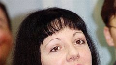 Marija Milošević: »V Srbiji danes vladajo Cigani, Židje, Turki, samo Srbi ne.« Proti njej je vložena kazenska ovadba zaradi povzročitve splošne nevarnosti in nepooblaščenega posedovanja strelnega orožja. Odvzeli so ji revolver znamke North American Alps, kalibra 22 - Magnum.